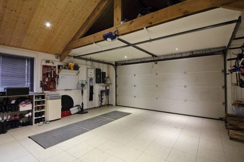 intérieur garage maison deux voitures Vide garage à Liège par l'entreprise vide maison à Liège